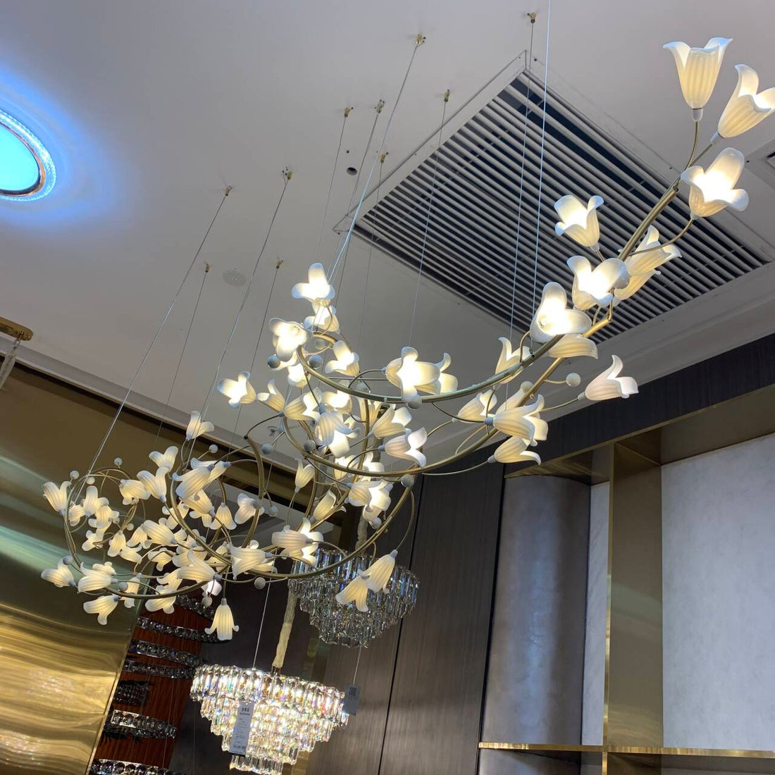 Modern Brass Branch Ceramics Flower Chandelier for Stylish Living Room Hotel and Restaurant