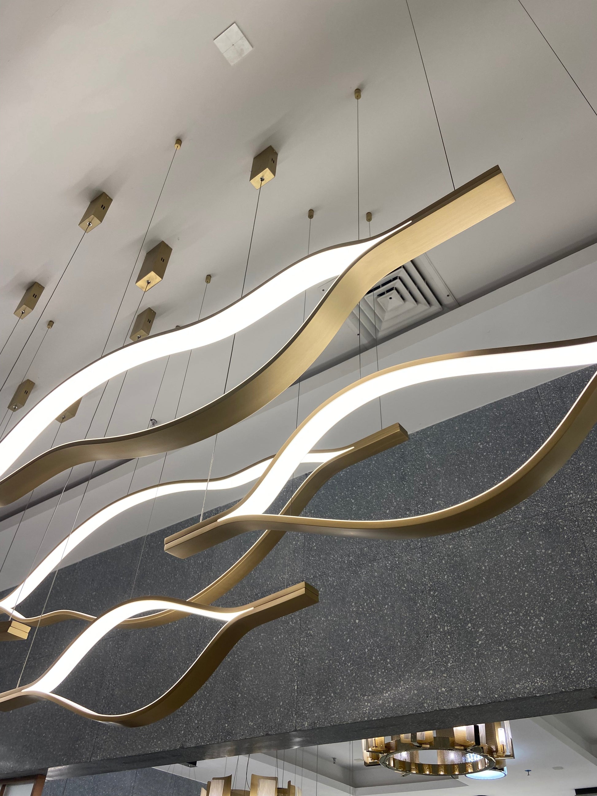 https://cdn.shopify.com/s/files/1/0736/8795/7790/files/modern-simple-brass-waving-chandelier-for-livingdining-roomkitchen-island-merlin-lamps-14.jpg?v=1765407450