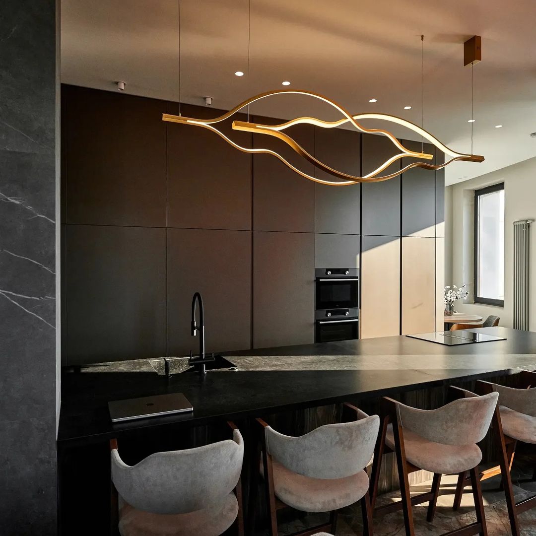 https://cdn.shopify.com/s/files/1/0736/8795/7790/files/modern-simple-brass-waving-chandelier-for-livingdining-roomkitchen-island-merlin-lamps-20.jpg?v=1765407460